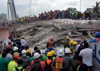 Los mexicanos se han organizado para las operaciones de recuperación y rescate. Foto: Desinformémonos.