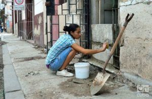 Trabajos de recuperación en Centro Habana. Foto: Otmaro Rodríguez.