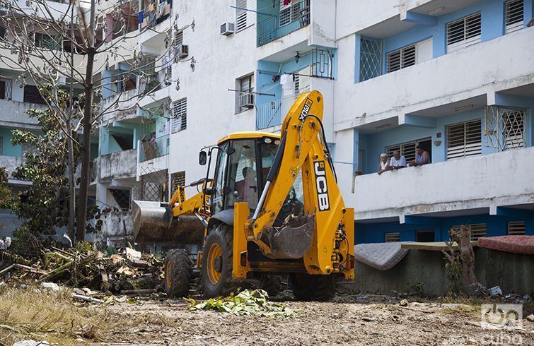 Trabajos de recuperación en el Vedado, La Habana. Foto: Claudio Pelaez Sordo.
