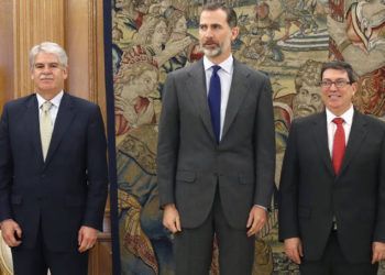 El rey Felipe VI, el ministro de Relaciones Exteriores de Cuba, Bruno Rodriguez Parrilla, y el ministro español de Asuntos Exteriores, Alfonso Dastis. Foto: EFE.