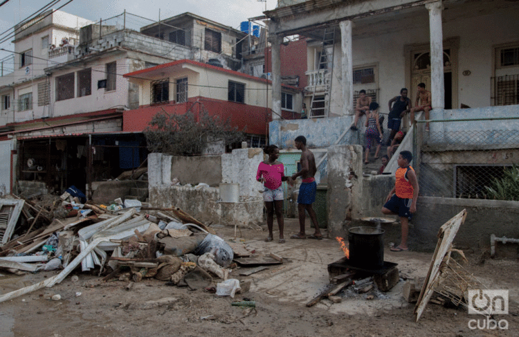 Vecinos en el Vedado, después de que bajó el agua del mar que había inundado la parte baja de la ciudad. Foto: Buen Ayre Visual.