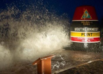 Las olas se estrellan contra el punto más meridional de Key West. Foto: Rob O'Neal / El Ciudadano de Key West vía AP