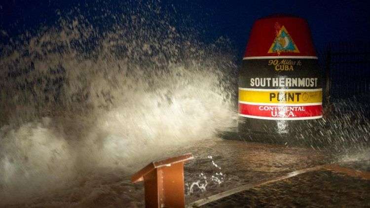 Las olas se estrellan contra el punto más meridional de Key West. Foto: Rob O'Neal / El Ciudadano de Key West vía AP