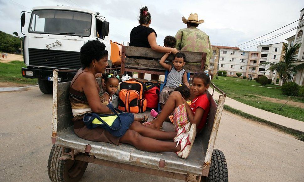 Una familia se dirige a un lugar seguro en un coche de caballos ante la inminente llegada del huracán Irma hoy, en la localidad de Turiguanó, en la provincia de Ciego de Ávila, Cuba. Foto: EFE.