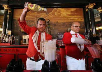 Los bartenders del Floridita en acción. Foto: Alejandro Ernesto / EFE.