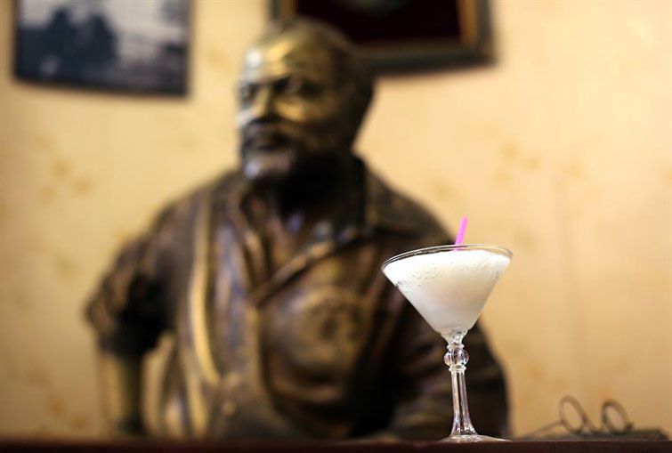 El Daiquirí es un clásico de la coctelería cubana y universal, preferido por Ernest Hemingway. Foto: Alejandro Ernesto / EFE / Archivo.
