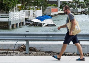 Un barco fue arrastrado por Irma hasta la orilla en Venetian Island este lunes en Miami Beach, Florida (EE.UU.) Foto: Giorgio Viera / EFE.