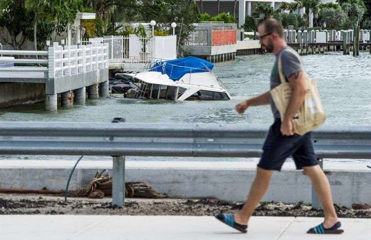 Un barco fue arrastrado por Irma hasta la orilla en Venetian Island este lunes en Miami Beach, Florida (EE.UU.) Foto: Giorgio Viera / EFE.
