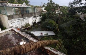 Vista de destrozos en el barrio de Santurce tras el paso del huracán Irma, hoy jueves, 7 de septiembre de 2017, en San Juan (Puerto Rico). Foto: Thais Llorca / EFE.
