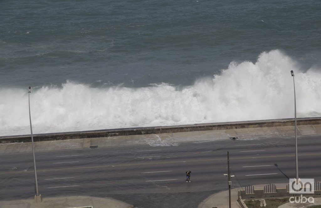Todavía este martes el mar mostraba su furia en el malecón habanero. Foto: Claudio Pelaez Sordo.