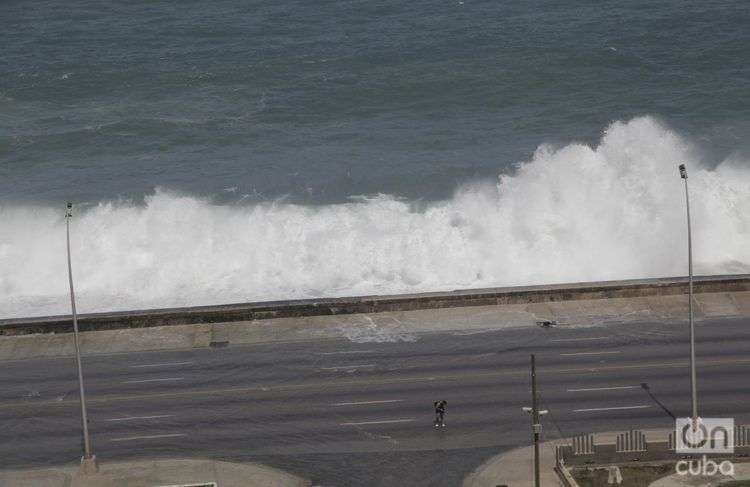 Todavía este martes el mar mostraba su furia en el malecón habanero. Foto: Claudio Pelaez Sordo.