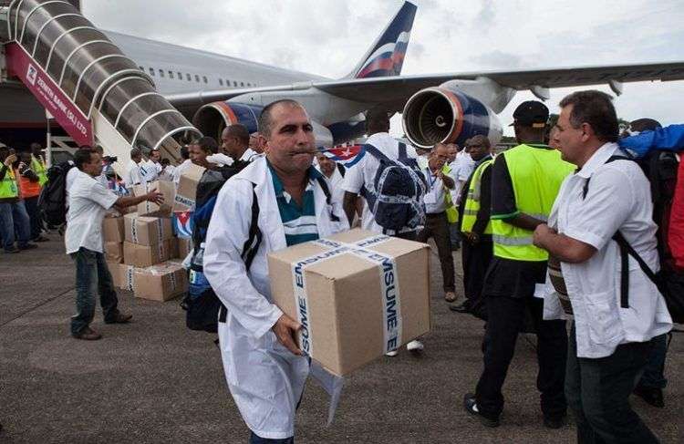Médicos cubanos del Contingente Henry Reeve en una de sus misiones anteriores. Foto: Florian Plaucheur / France-Presse-Getty Images.