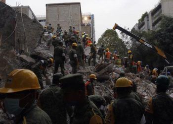Equipos de rescate trabajan entre los escombros de los edificios colapsados por el terremoto de 7,1 que sufrió México este 19 de septiembre. Foto: Sáshenka Gutiérrez / EFE.