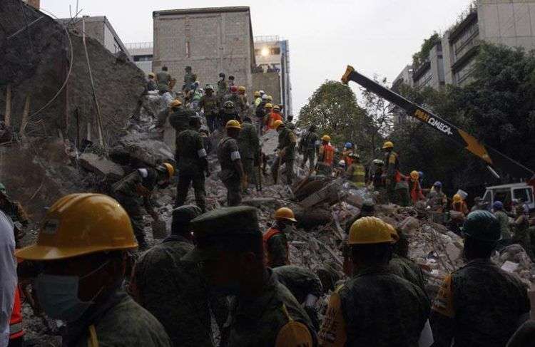 Equipos de rescate trabajan entre los escombros de los edificios colapsados por el terremoto de 7,1 que sufrió México este 19 de septiembre. Foto: Sáshenka Gutiérrez / EFE.