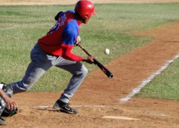 Cada vez se usa menos el toque de bola en MLB, pero en Cuba se recurre demasiado a esta jugada. Foto: Zona de Strike.