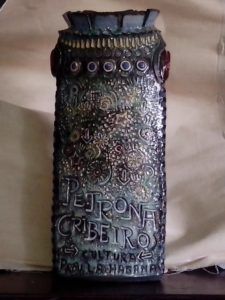 Pieza de cerámica que premia la trayectoria de Petrona realizada por el artista de la plástica Manuel Alfredo Sosabravo. Foto: Orlando Carrió.
