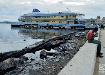Contaminación  con desechos de petróleo en la bahía de La Habana. Foto: Otmaro Rodríguez.