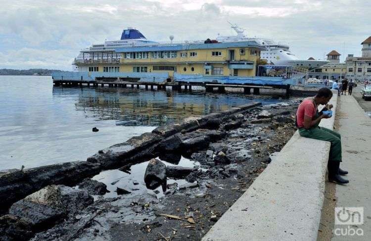 Contaminación  con desechos de petróleo en la bahía de La Habana. Foto: Otmaro Rodríguez.