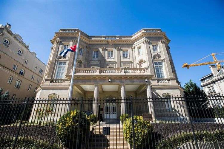 EE.UU. ordenó la salida de 15 funcionarios de la embajada cubana en Washington, en respuesta a los supuestos "ataques" acústicos. Foto: Jim Lo Scalzo / EFE.