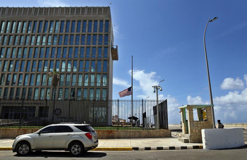 Embajada de EEUU en Cuba. Foto: Alejandro Ernesto / EFE.