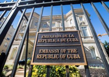 Estados Unidos ha ordenado la retirada de todo su personal no esencial en su embajada en Cuba, y ha expulsado a 15 funcionarios cubanos de la embajada en Washington. Foto: Alejandro Ernesto / EFE.