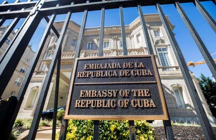 Fachada de la embajada cubana en Washington, hoy, 3 de octubre de 2017. Estados Unidos ordenó hoy la salida de 15 funcionarios de la embajada cubana en Washington, en respuesta a los supuestos "ataques" acústicos que han sufrido al menos 22 diplomáticos estadounidenses en Cuba, y que han llevado al Departamento de Estado a reducir su personal en la isla caribeña. Foto: Jim Lo Scalzo / EFE.