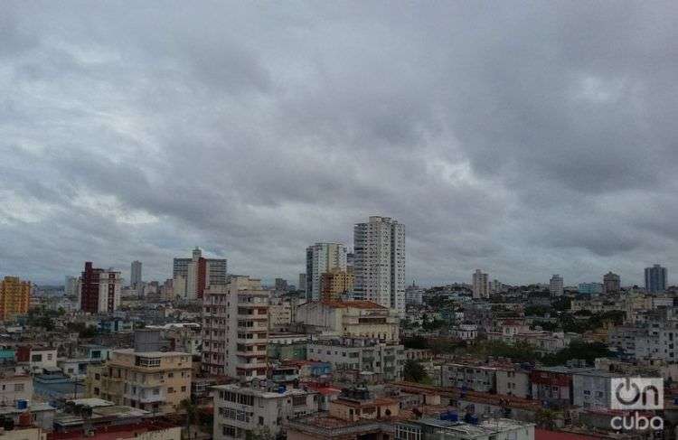Vista del Vedado, La Habana, hoy. A 270 km del sistema, la capital se encuentra bajo alerta por lluvias intensas e inundaciones.