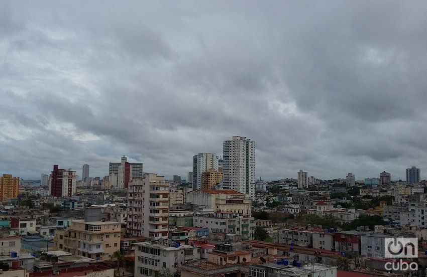 Vista del Vedado, La Habana, hoy. A 270 km del sistema, la capital se encuentra bajo alerta por lluvias intensas e inundaciones.