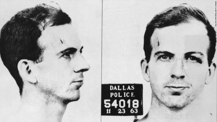 Lee Harvey Oswald, identificado por la comisión Warren como responsable del crimen.