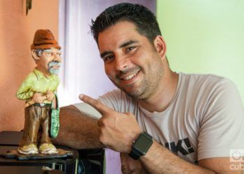 Luis Silva y una estatuilla de Pánfilo. Foto: Claudio Pelaez Sordo.