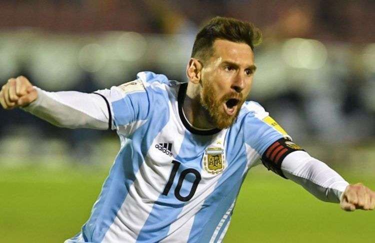 Messi contra Ecuador. Foto: AFP.