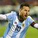 Messi contra Ecuador. Foto: AFP.
