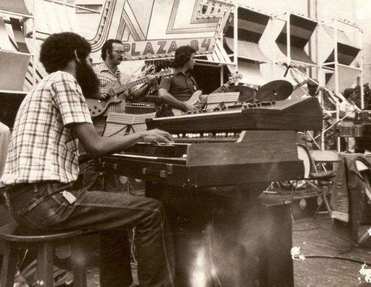 Pucho López (i) con el grupo Raíces Nuevas en el Festival Jazz Plaza de 1984. Foto: Archivo de Alexis Castañeda Pérez de Alejo.