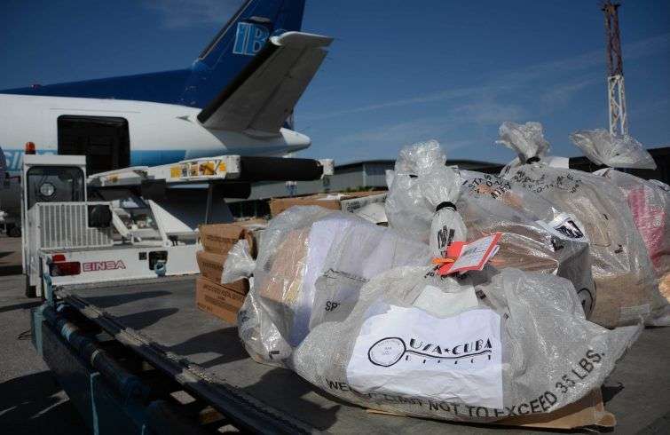 Llegada al aeropuerto José Martí del vuelo inaugural del Plan Piloto, para el restablecimiento del servicio postal directo entre Estados Unidos y Cuba, en La Habana, el 16 de marzo de 2016. Foto: Abel Padrón / ACN.