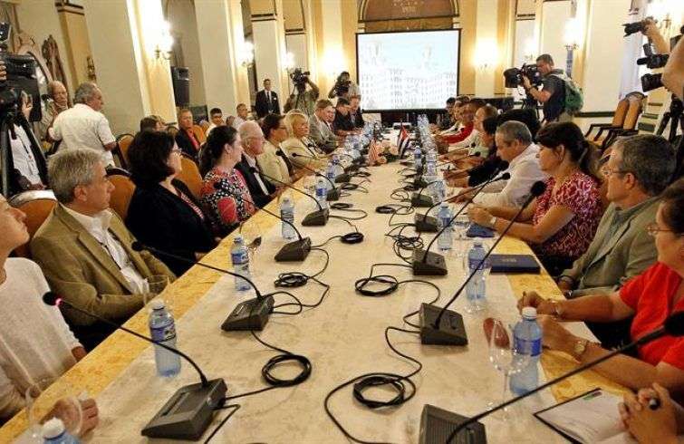 Miembros de los Consejos de las ciudades estadounidenses de Tampa y San Petersburgo se reúnen con representantes del Ministerio de Ciencia, Tecnología y Medio Ambiente (Citma) y el Ministerio de Transporte y Biotecnología de Cuba hoy, lunes 16 de octubre, en La Habana. Foto: Ernesto Mastrascusa / EFE.