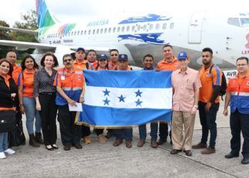 Delegación hondureña que viajó a Cuba con la ayuda humanitaria. Foto: La Tribuna.