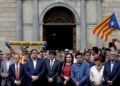 El presidente catalán, Carles Puigdemont, y la alcadesa de Barcelona, Ada Colau, encabezaron este lunes una concentración en la plaza Sant Jaume de Barcelona en protesta por las cargas policiales del domingo para impedir el referéndum sobre la independencia de Cataluña. Foto: Alberto Estévez / EFE.