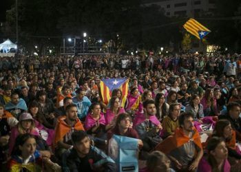 Los catalanes se congregaron la noche de este 1ro de octubre en la Plaza de Cataluña, en Barcelona, tras el referéndum independentista que concluyó con el triunfo del "sí" a pesar de su prohibición por el gobierno de Mariano Rajoy. Foto: Santi Donaire / EFE.