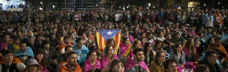 Los catalanes se congregaron la noche de este 1ro de octubre en la Plaza de Cataluña, en Barcelona, tras el referéndum independentista que concluyó con el triunfo del "sí" a pesar de su prohibición por el gobierno de Mariano Rajoy. Foto: Santi Donaire / EFE.