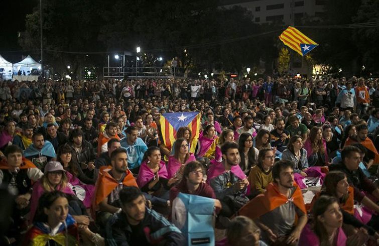 Los catalanes se congregaron la noche de este 1ro de octubre en la Plaza de Cataluña, en Barcelona, tras el referéndum independentista que concluyó con el triunfo del "sí" a pesar de su prohibición por el gobierno de Mariano Rajoy. Foto: Santi Donaire / EFE.
