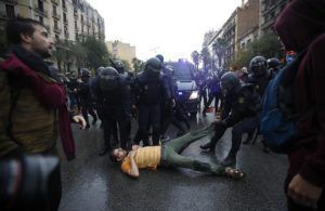 Agentes antidisturbios reprimen a catalanes que intentaban llegar a los colegios electorales este domingo. Foto: Foto: Alberto Estévez / EFE.