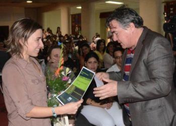 Diana Castaños recibe el Premio Calendario 2016 en Literatura Infantil, de manos del entonces Ministro de Cultura de Cuba, Julián Gonzalez. Foto: Yander Zamora / Granma.