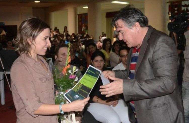 Diana Castaños recibe el Premio Calendario 2016 en Literatura Infantil, de manos del entonces Ministro de Cultura de Cuba, Julián Gonzalez. Foto: Yander Zamora / Granma.