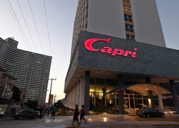 El hotel Capri, en La Habana, no ha recibido quejas de sus clientes sobre posibles ataques sónicos. Foto: Alejandro Ernesto / EFE.