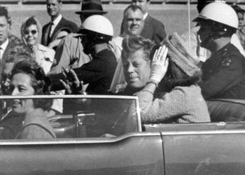 El presidente John F. Kennedy en Dallas poco antes de ser asesinado. Foto: AP / El País.