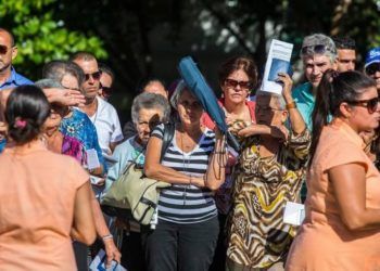 Cubanos esperan Foto: Desmond Boyland / AP