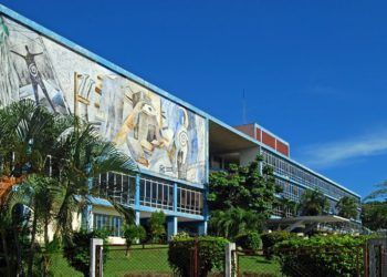 Edificio del rectorado de la Universidad de Oriente, en Santiago de Cuba. Foto: Archivo OnCuba.