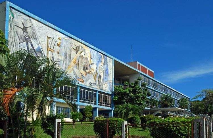 Edificio del rectorado de la Universidad de Oriente, en Santiago de Cuba. Foto: Archivo OnCuba.