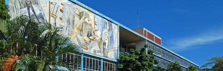 Edificio del rectorado de la Universidad de Oriente, en Santiago de Cuba. Foto: Archivo OnCuba.