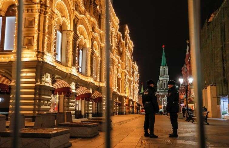 Oficiales de policía rusos custodian la calle después de bloquear el perímetro del Teatro Bolshói en Moscú por una alerta de seguridad. Foto: Maxim Shemetov/Reuters